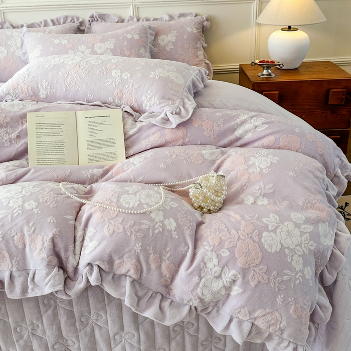 91家纺网 家纺一手货源 找家纺 野合家纺 2025新款法式A类雕花牛奶绒韩版公主风四件套床盖款床单款床笠款 花开花艳-粉紫