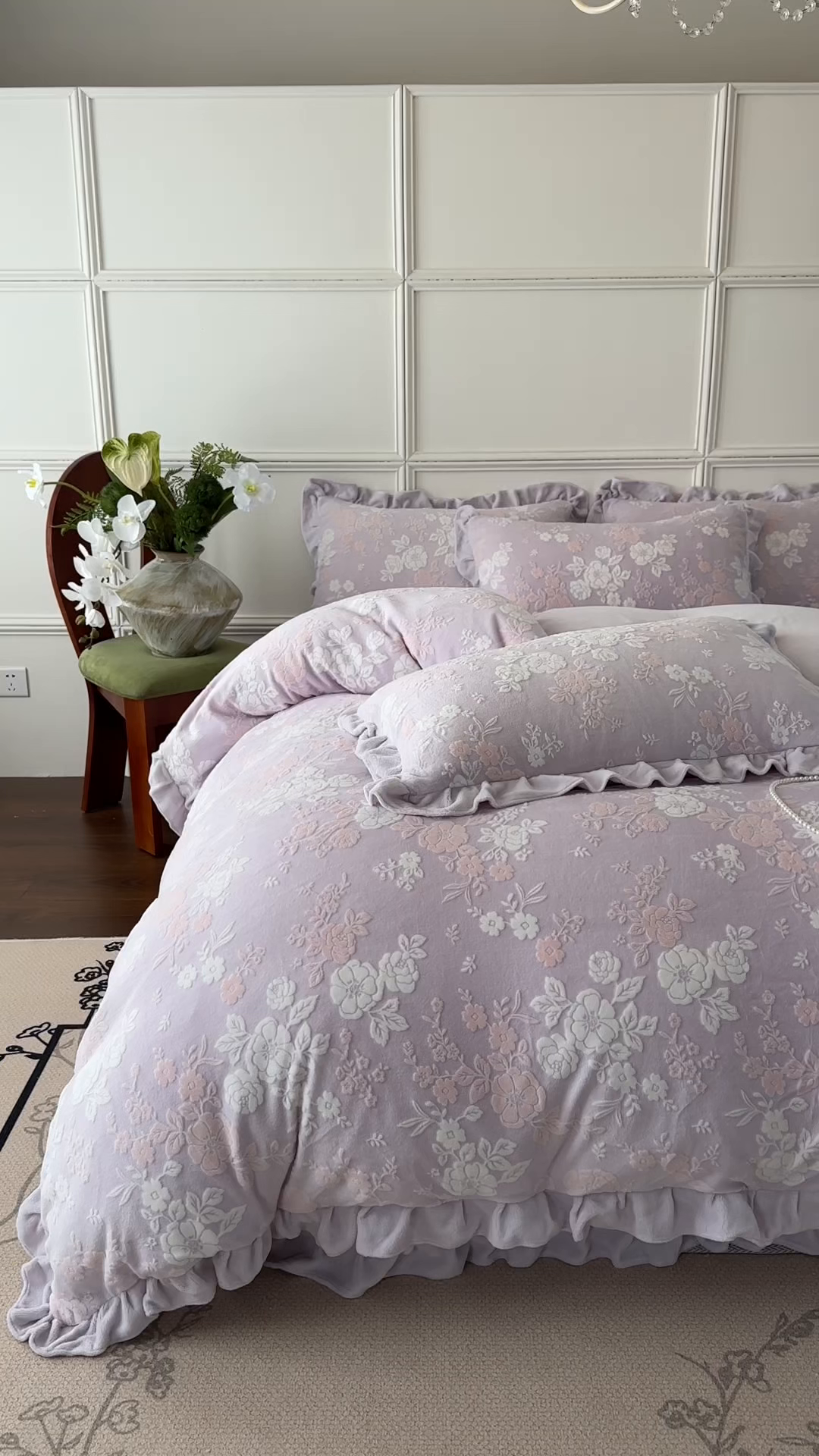 91家纺网 家纺一手货源 找家纺 野合家纺 2025新款法式A类雕花牛奶绒韩版公主风四件套床盖款床单款床笠款 花开花艳-粉紫