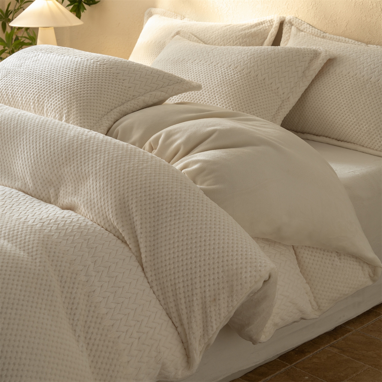 91家纺网 家纺一手货源 找家纺 （总）源舍家纺 2025新款色织拼色编织提花轻奢牛奶绒四件套（场景二）