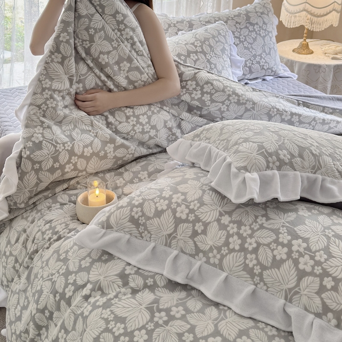 91家纺网 家纺一手货源 找家纺 野合家纺 2025新款加厚雕花牛奶绒床盖款四件套叶霖-灰