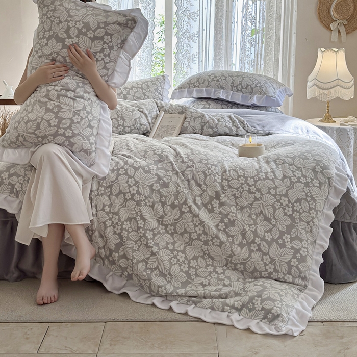 91家纺网 家纺一手货源 找家纺 野合家纺 2025新款加厚雕花牛奶绒床盖款四件套叶霖-灰