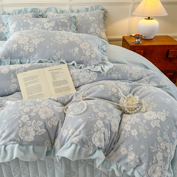 91家纺网 家纺一手货源 找家纺 野合家纺 2025新款法式A类雕花牛奶绒韩版公主风四件套床盖款床单款床笠款 花开花艳-蓝