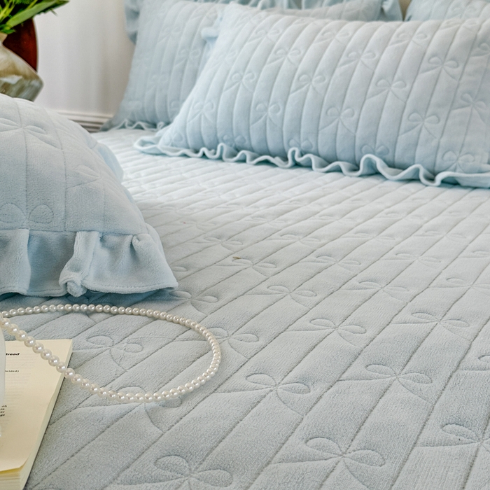 91家纺网 家纺一手货源 找家纺 野合家纺 2025新款法式A类雕花牛奶绒韩版公主风四件套床盖款床单款床笠款 花开花艳-蓝