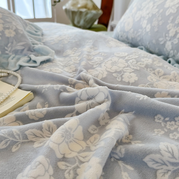 91家纺网 家纺一手货源 找家纺 野合家纺 2025新款法式A类雕花牛奶绒韩版公主风四件套床盖款床单款床笠款 花开花艳-蓝