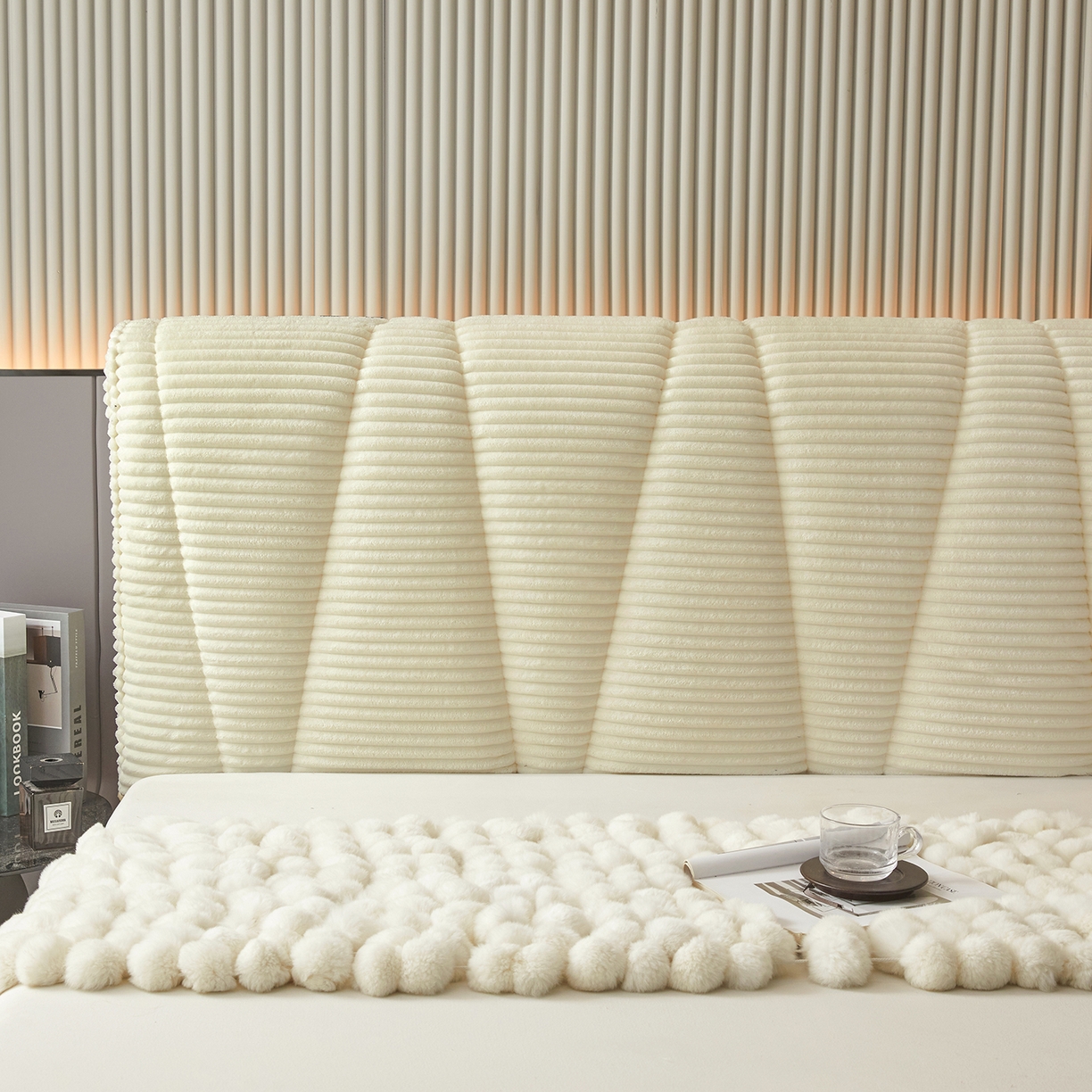 91家纺网 家纺一手货源 找家纺 情恒家纺 2025新款兔兔绒抽条加厚床头罩 奶油白