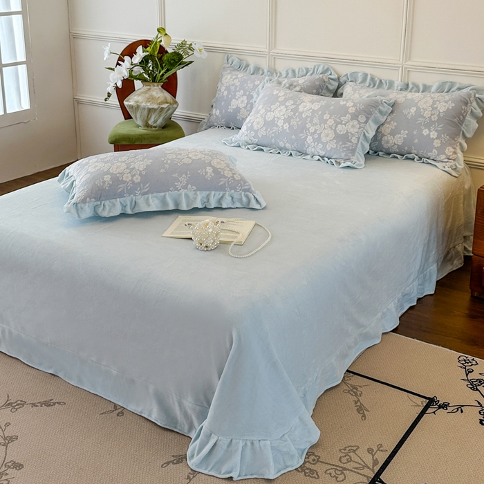 91家纺网 家纺一手货源 找家纺 野合家纺 2025新款法式A类雕花牛奶绒韩版公主风四件套床盖款床单款床笠款 花开花艳-蓝