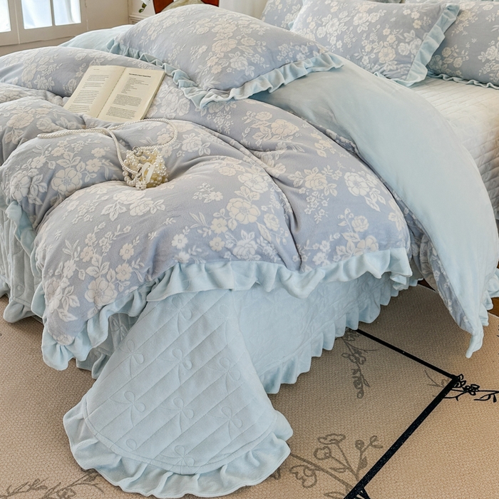 91家纺网 家纺一手货源 找家纺 野合家纺 2025新款法式A类雕花牛奶绒韩版公主风四件套床盖款床单款床笠款 花开花艳-蓝