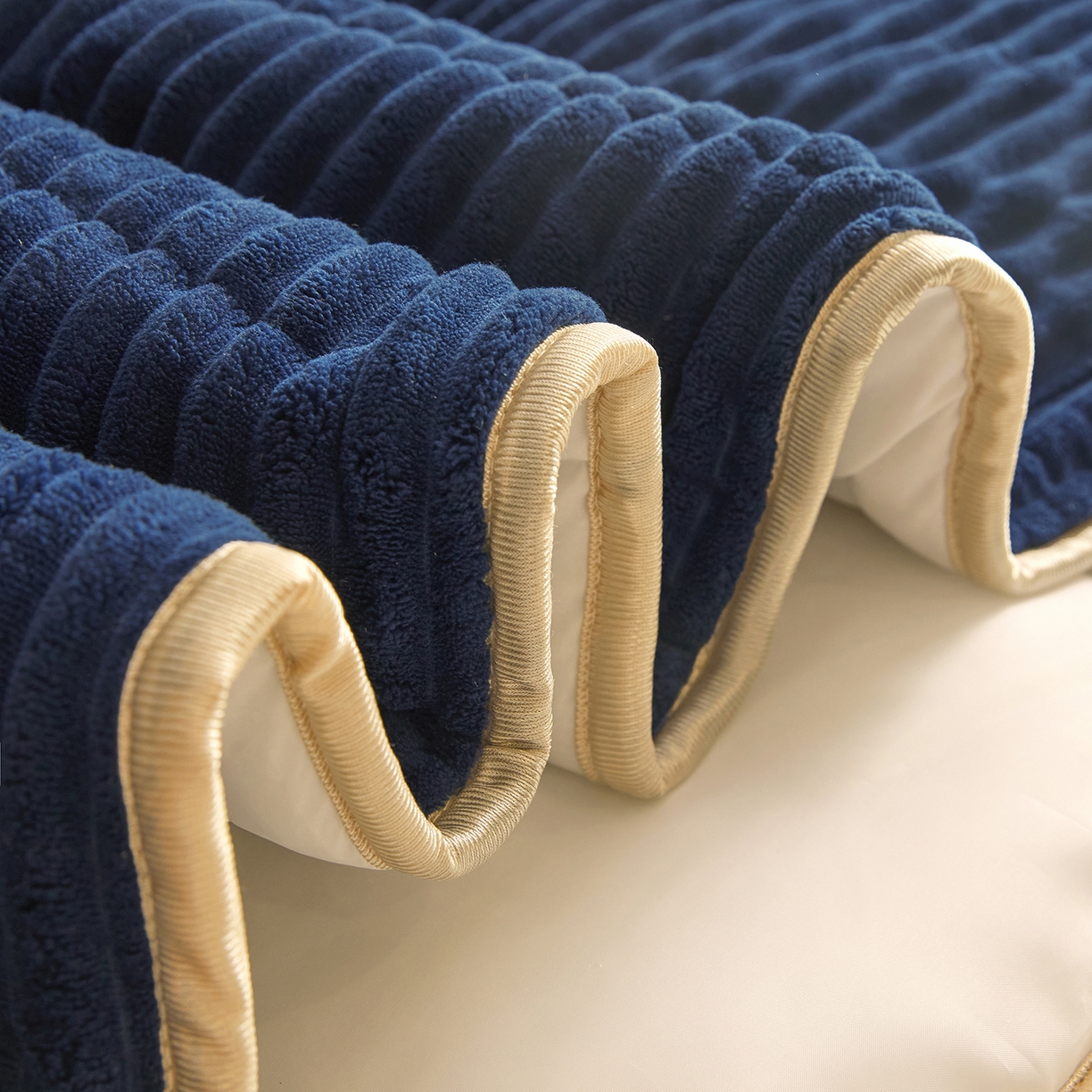 91家纺网 家纺一手货源 找家纺 情恒家纺 2025新款兔兔绒抽条加厚床头罩 宾利蓝