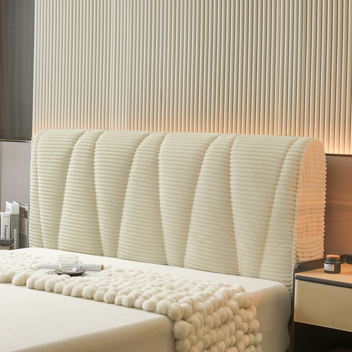 91家纺网 家纺一手货源 找家纺 情恒家纺 2025新款兔兔绒抽条加厚床头罩 奶油白