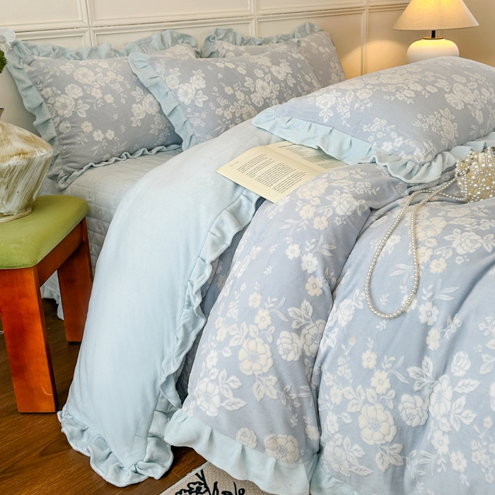 91家纺网 家纺一手货源 找家纺 野合家纺 2025新款法式A类雕花牛奶绒韩版公主风四件套床盖款床单款床笠款 花开花艳-蓝