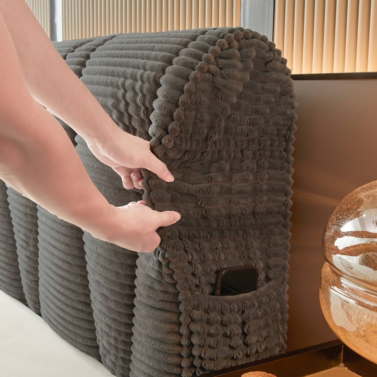 91家纺网 家纺一手货源 找家纺 情恒家纺 2025新款兔兔绒抽条加厚床头罩 月光灰