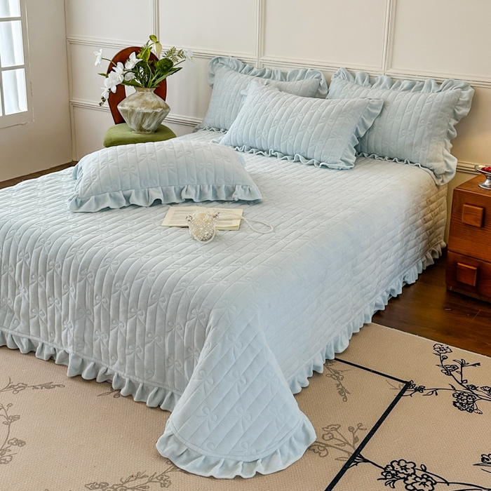 91家纺网 家纺一手货源 找家纺 野合家纺 2025新款法式A类雕花牛奶绒韩版公主风四件套床盖款床单款床笠款 花开花艳-蓝