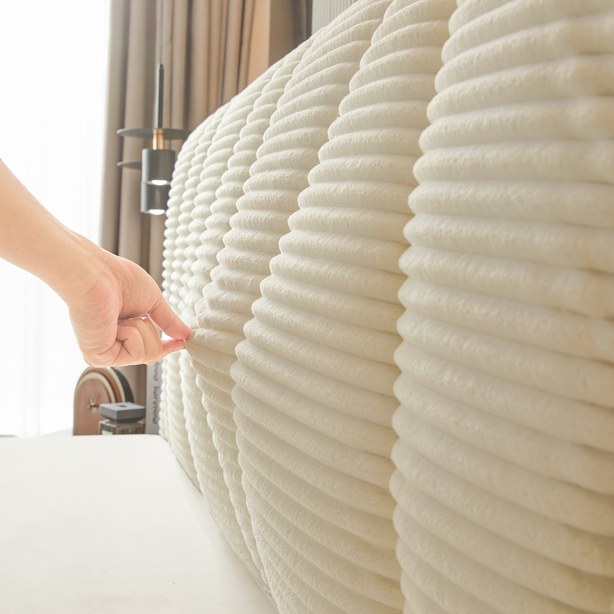 91家纺网 家纺一手货源 找家纺 情恒家纺 2025新款兔兔绒抽条加厚床头罩 奶油白