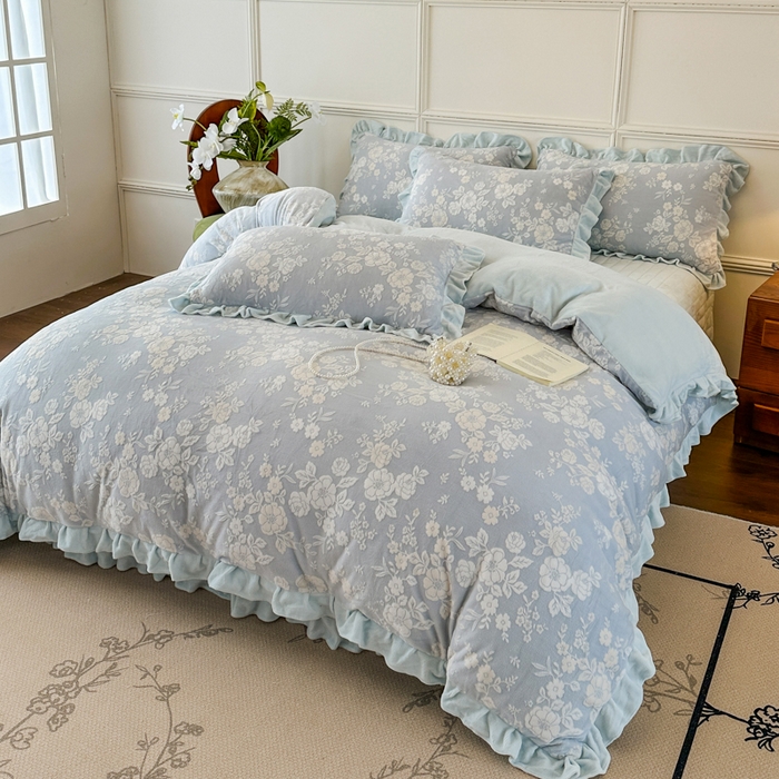 91家纺网 家纺一手货源 找家纺 野合家纺 2025新款法式A类雕花牛奶绒韩版公主风四件套床盖款床单款床笠款 花开花艳-蓝