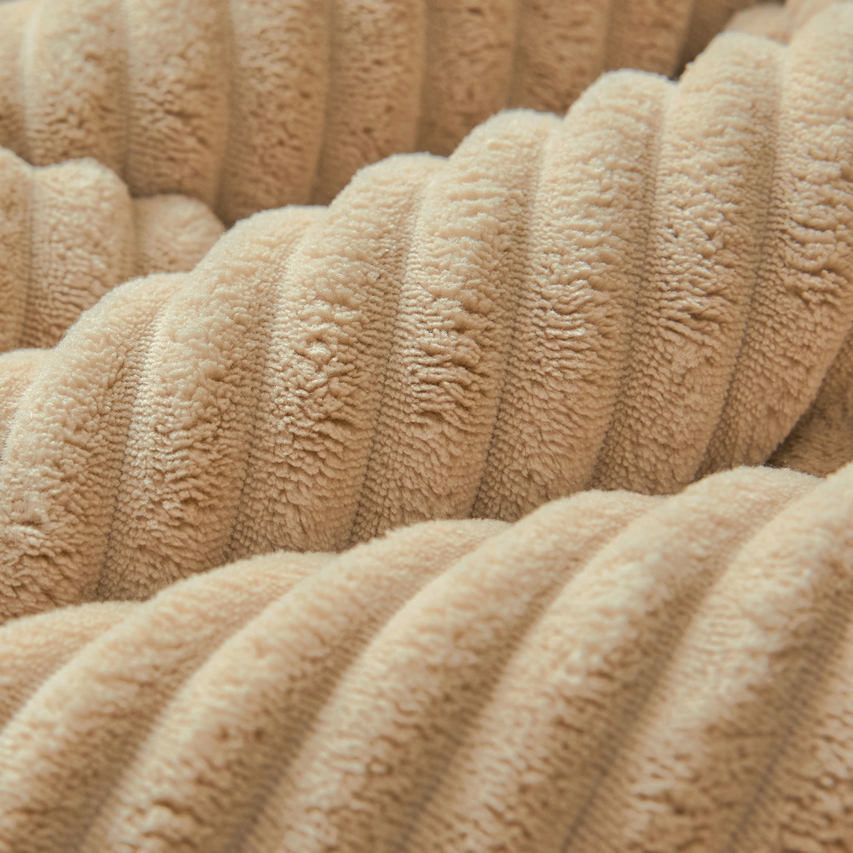 91家纺网 家纺一手货源 找家纺 情恒家纺 2025新款兔兔绒抽条加厚床头罩 卡其