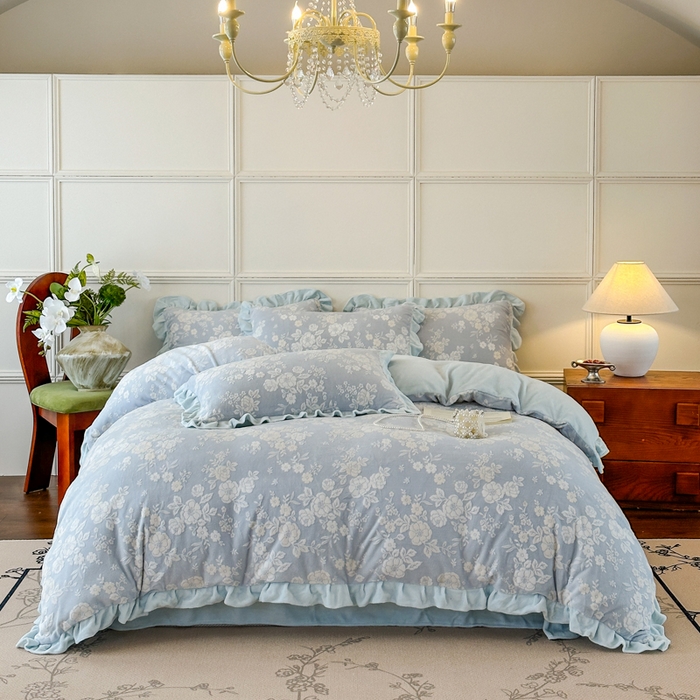 91家纺网 家纺一手货源 找家纺 野合家纺 2025新款法式A类雕花牛奶绒韩版公主风四件套床盖款床单款床笠款 花开花艳-蓝