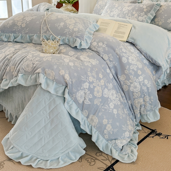 91家纺网 家纺一手货源 找家纺 野合家纺 2025新款法式A类雕花牛奶绒韩版公主风四件套床盖款床单款床笠款 花开花艳-蓝