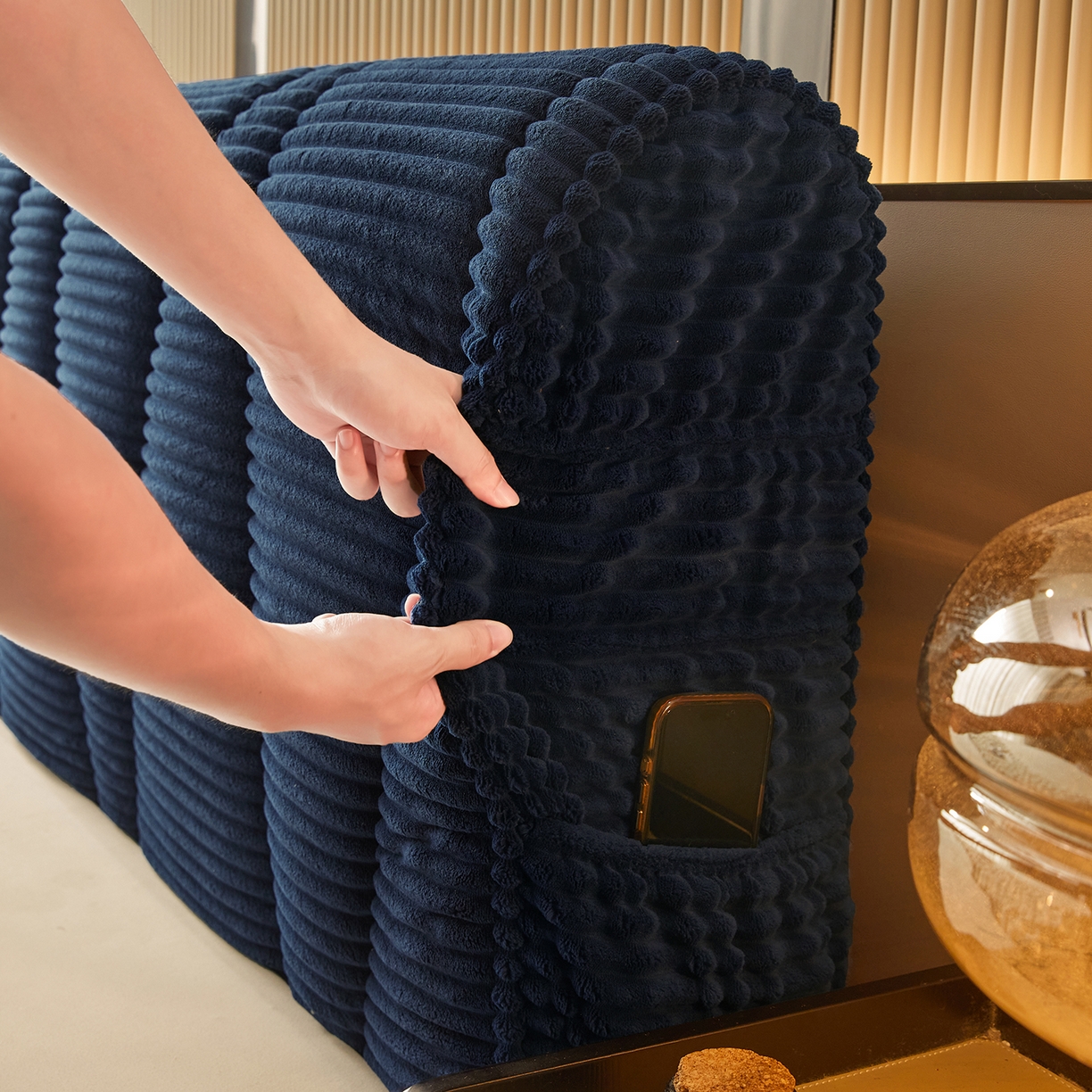 91家纺网 家纺一手货源 找家纺 情恒家纺 2025新款兔兔绒抽条加厚床头罩 宾利蓝