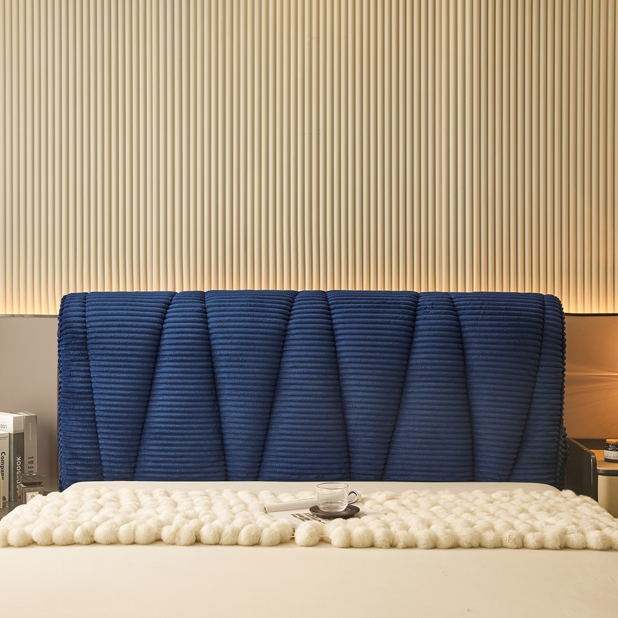 91家纺网 家纺一手货源 找家纺 情恒家纺 2025新款兔兔绒抽条加厚床头罩 宾利蓝