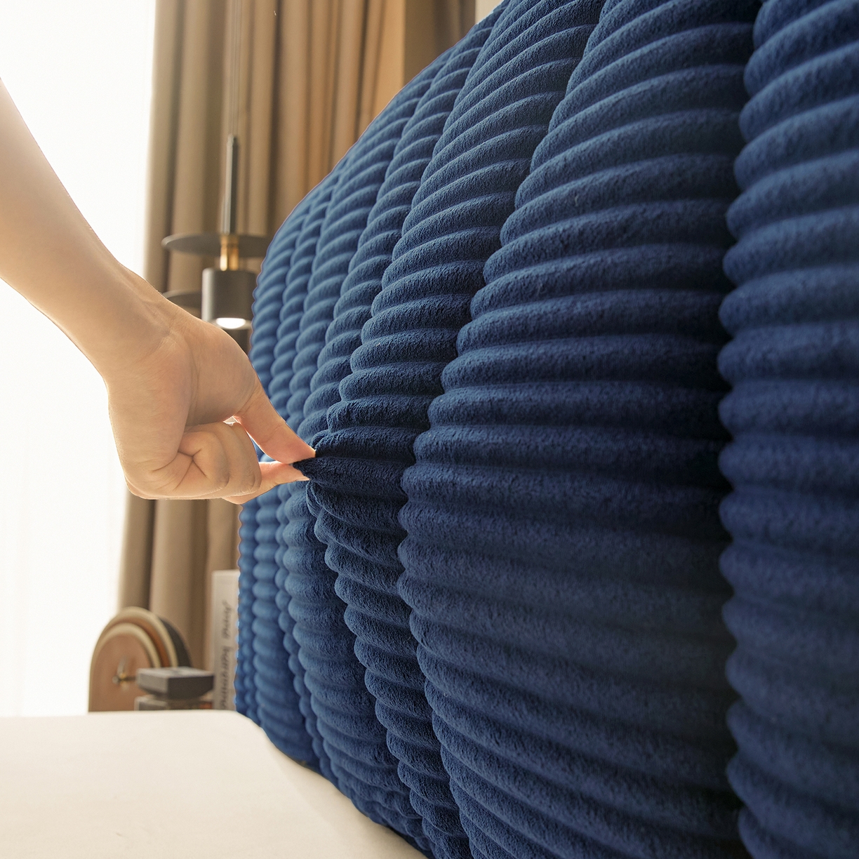 91家纺网 家纺一手货源 找家纺 情恒家纺 2025新款兔兔绒抽条加厚床头罩 宾利蓝