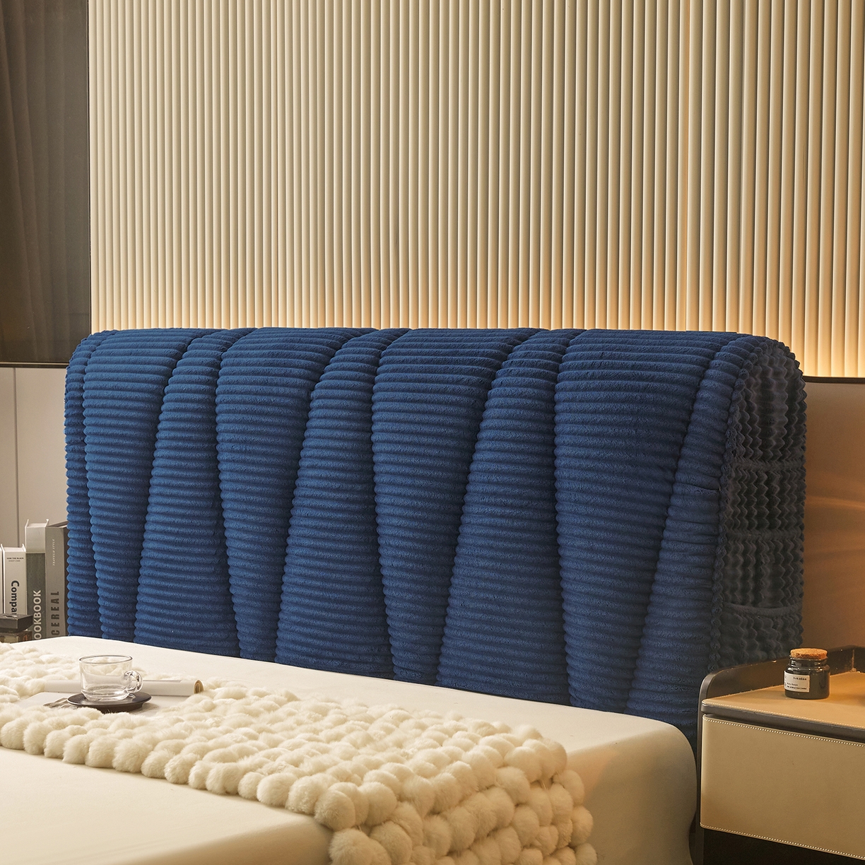 91家纺网 家纺一手货源 找家纺 情恒家纺 2025新款兔兔绒抽条加厚床头罩 宾利蓝