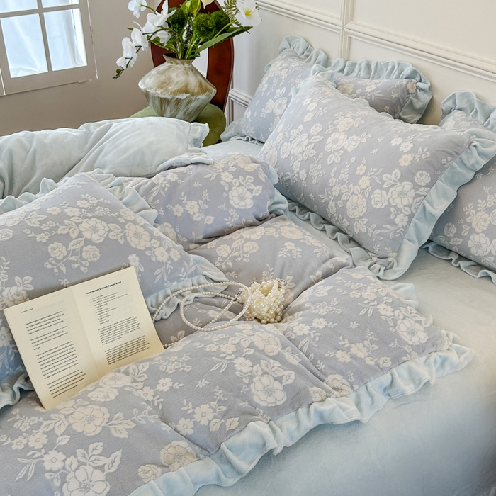 91家纺网 家纺一手货源 找家纺 野合家纺 2025新款法式A类雕花牛奶绒韩版公主风四件套床盖款床单款床笠款 花开花艳-蓝