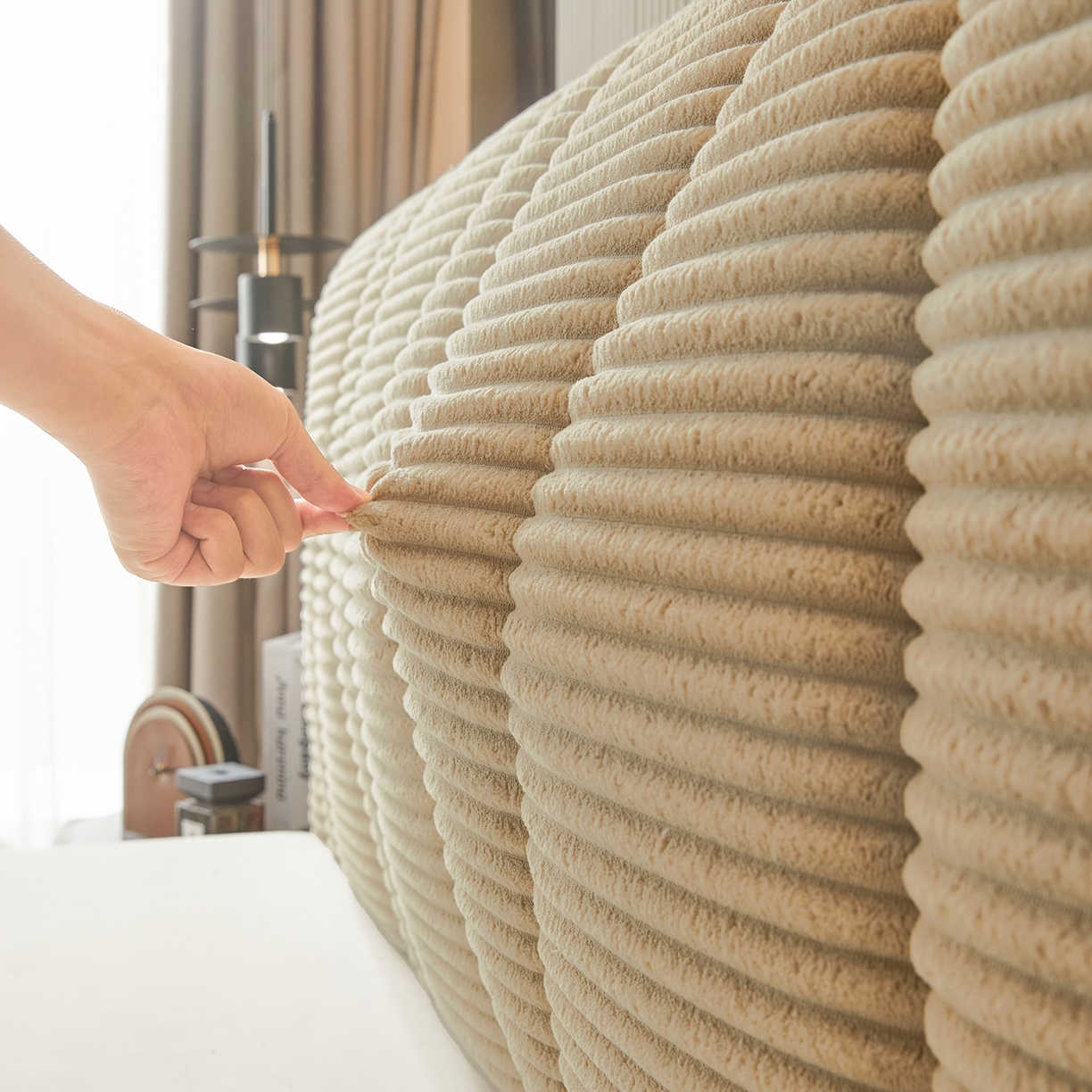 91家纺网 家纺一手货源 找家纺 情恒家纺 2025新款兔兔绒抽条加厚床头罩 卡其