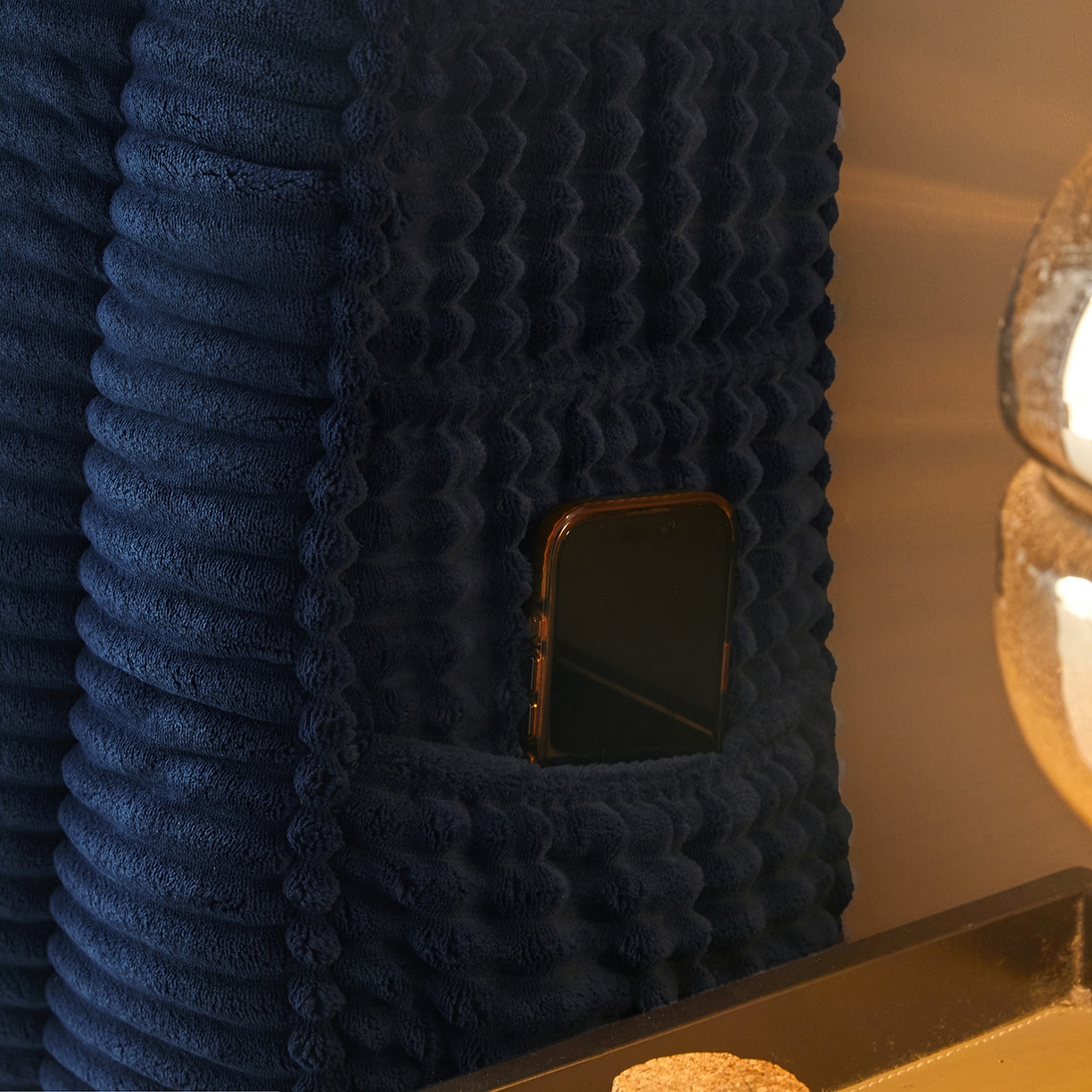 91家纺网 家纺一手货源 找家纺 情恒家纺 2025新款兔兔绒抽条加厚床头罩 宾利蓝