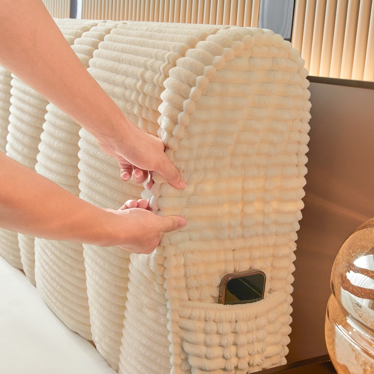 91家纺网 家纺一手货源 找家纺 情恒家纺 2025新款兔兔绒抽条加厚床头罩 奶油白