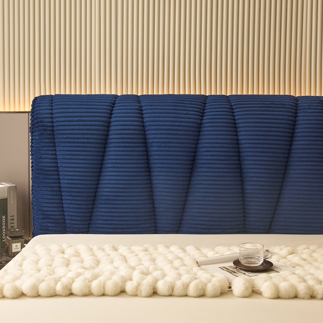 91家纺网 家纺一手货源 找家纺 情恒家纺 2025新款兔兔绒抽条加厚床头罩 宾利蓝