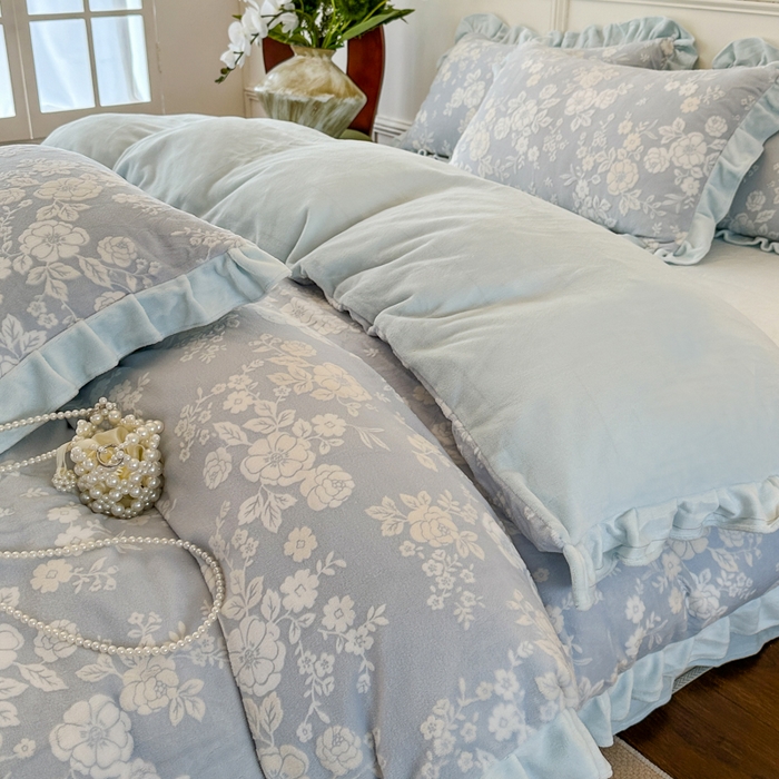 91家纺网 家纺一手货源 找家纺 野合家纺 2025新款法式A类雕花牛奶绒韩版公主风四件套床盖款床单款床笠款 花开花艳-蓝