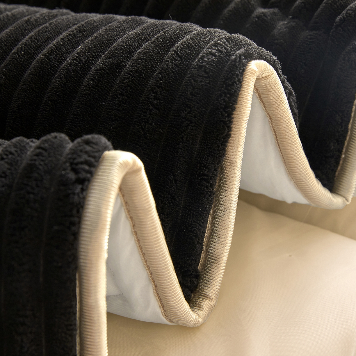 91家纺网 家纺一手货源 找家纺 情恒家纺 2025新款兔兔绒抽条加厚床头罩 星耀黑