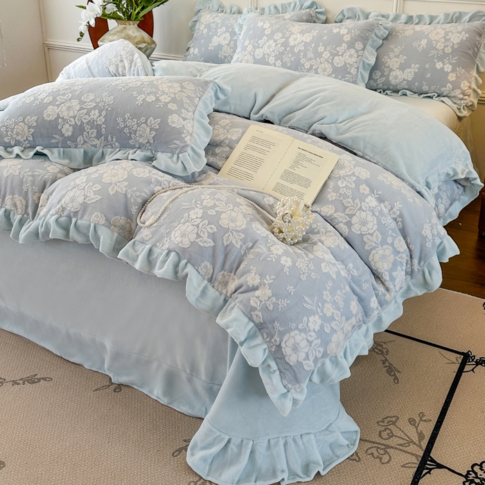 91家纺网 家纺一手货源 找家纺 野合家纺 2025新款法式A类雕花牛奶绒韩版公主风四件套床盖款床单款床笠款 花开花艳-蓝