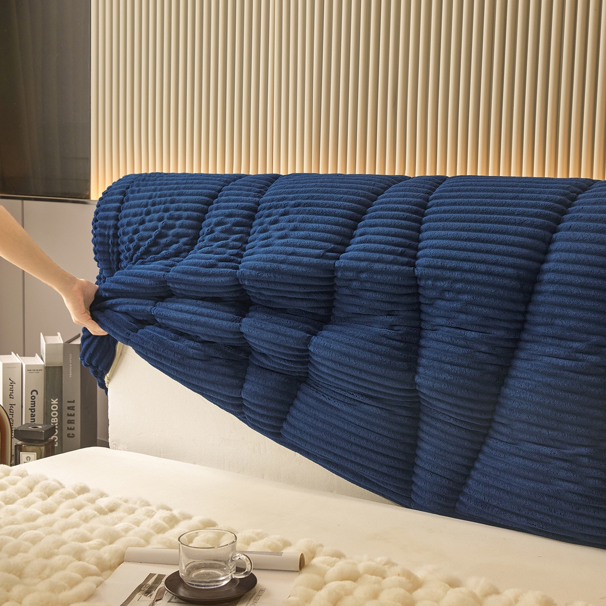 91家纺网 家纺一手货源 找家纺 情恒家纺 2025新款兔兔绒抽条加厚床头罩 宾利蓝