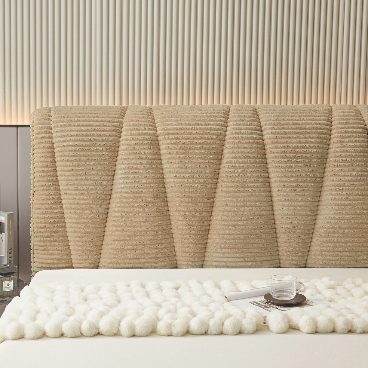 91家纺网 家纺一手货源 找家纺 情恒家纺 2025新款兔兔绒抽条加厚床头罩 卡其