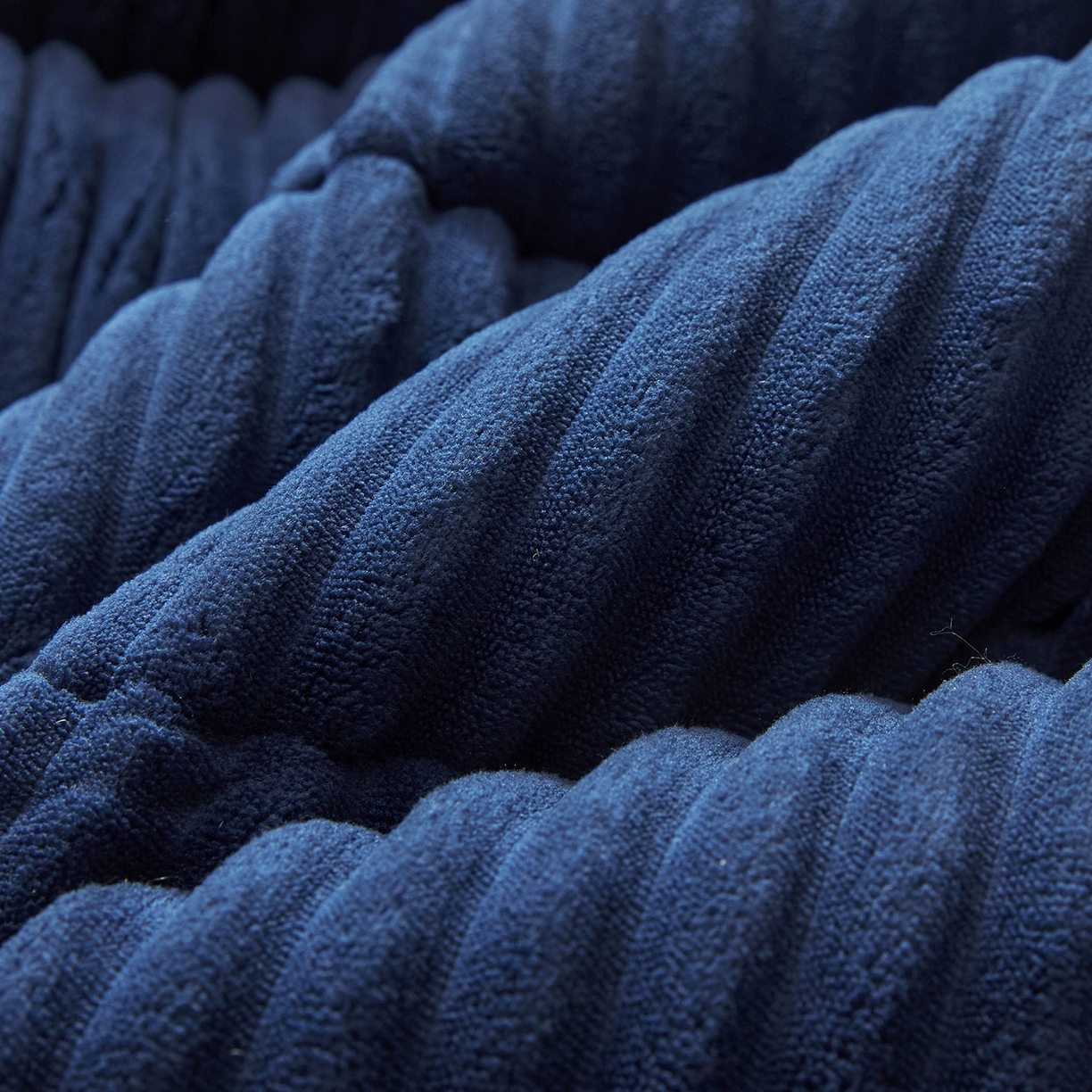 91家纺网 家纺一手货源 找家纺 情恒家纺 2025新款兔兔绒抽条加厚床头罩 宾利蓝