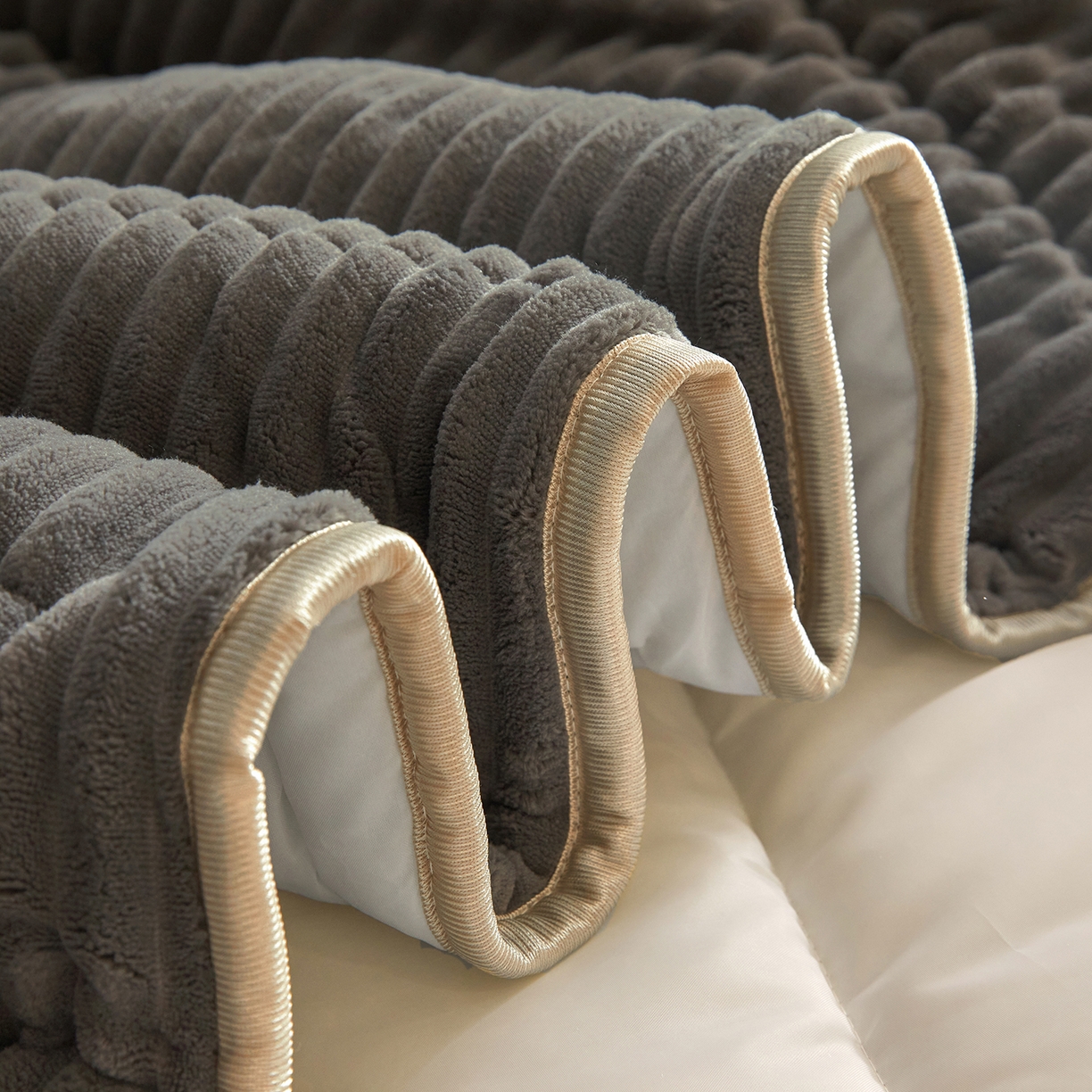 91家纺网 家纺一手货源 找家纺 情恒家纺 2025新款兔兔绒抽条加厚床头罩 月光灰