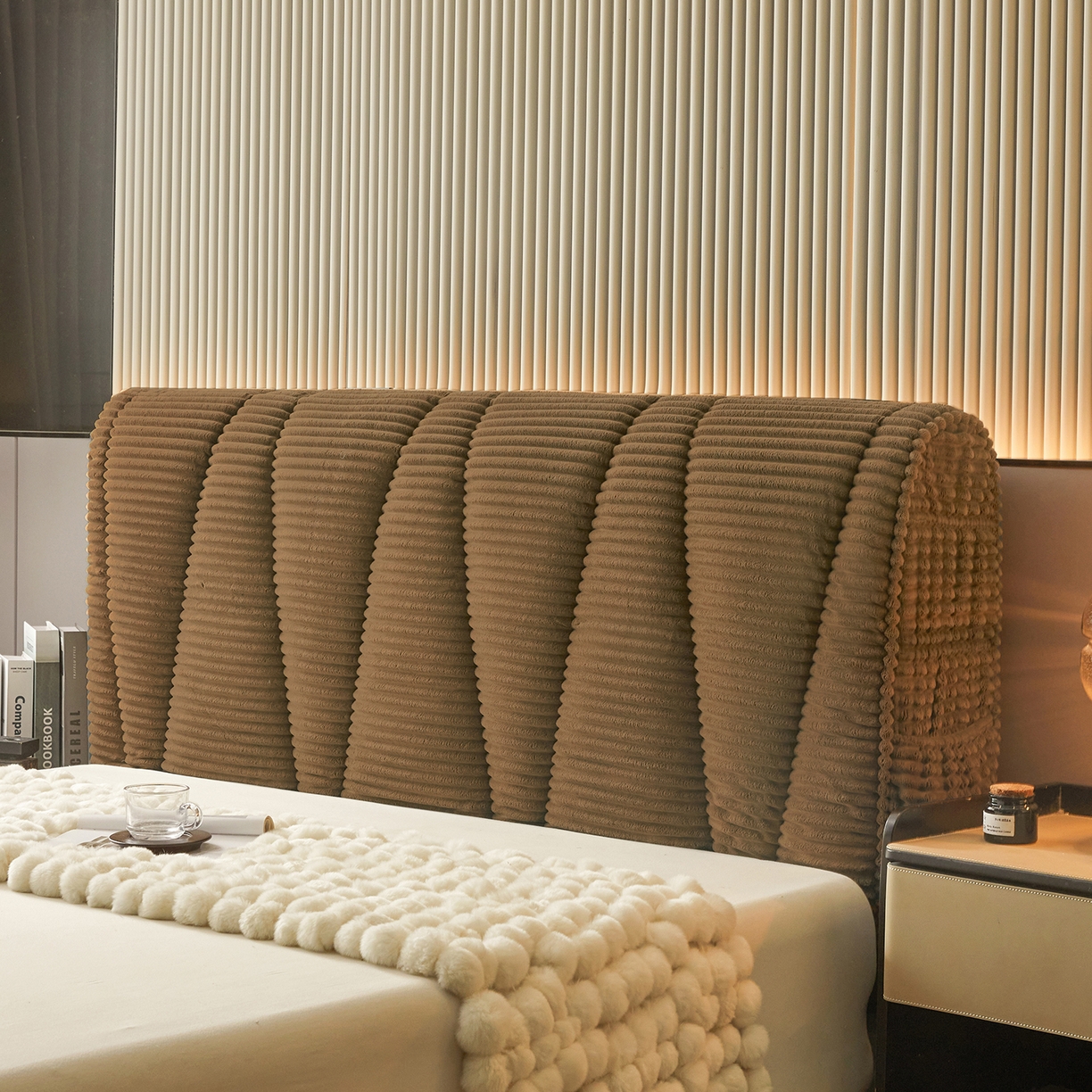 91家纺网 家纺一手货源 找家纺 情恒家纺 2025新款兔兔绒抽条加厚床头罩 咖啡棕