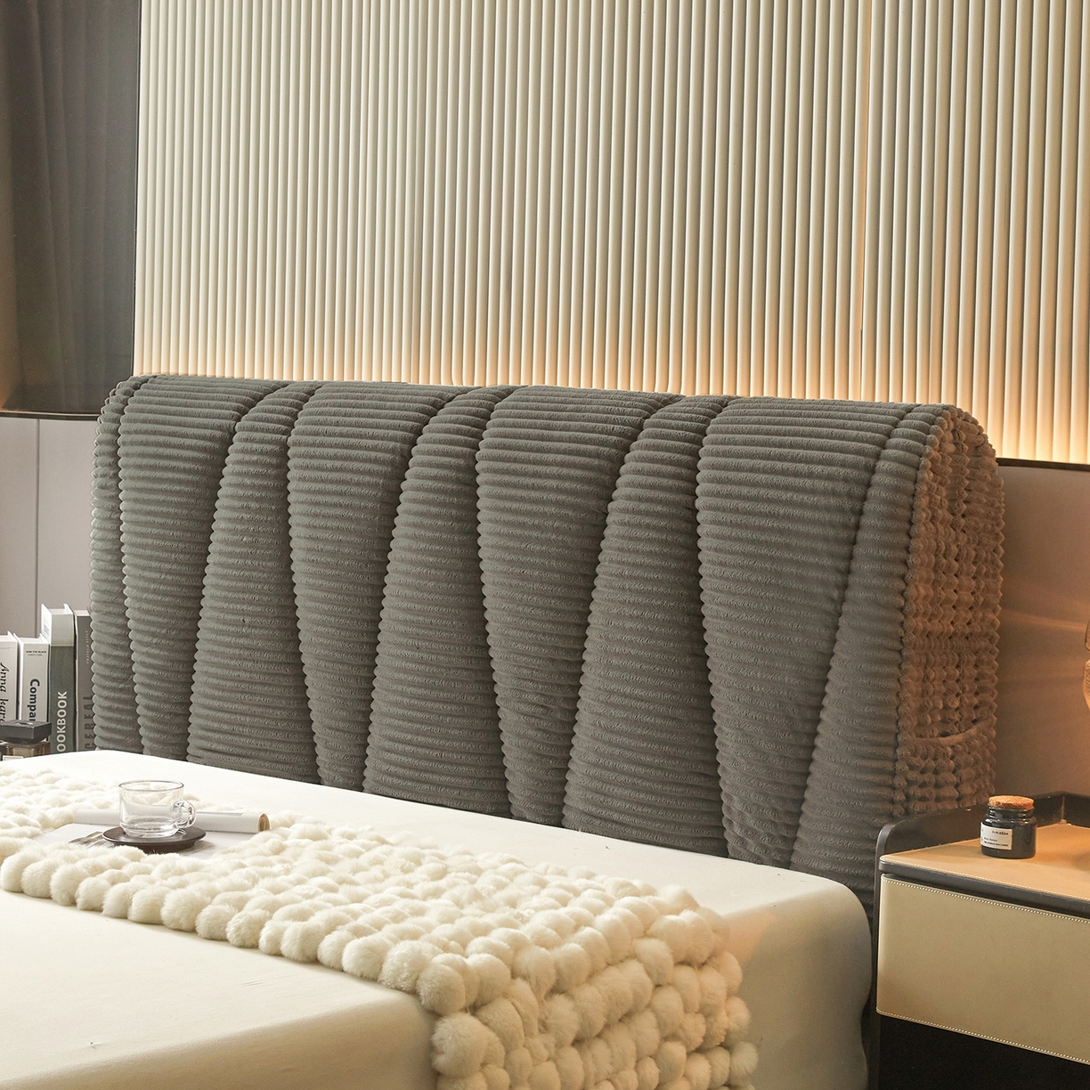 91家纺网 家纺一手货源 找家纺 情恒家纺 2025新款兔兔绒抽条加厚床头罩 月光灰