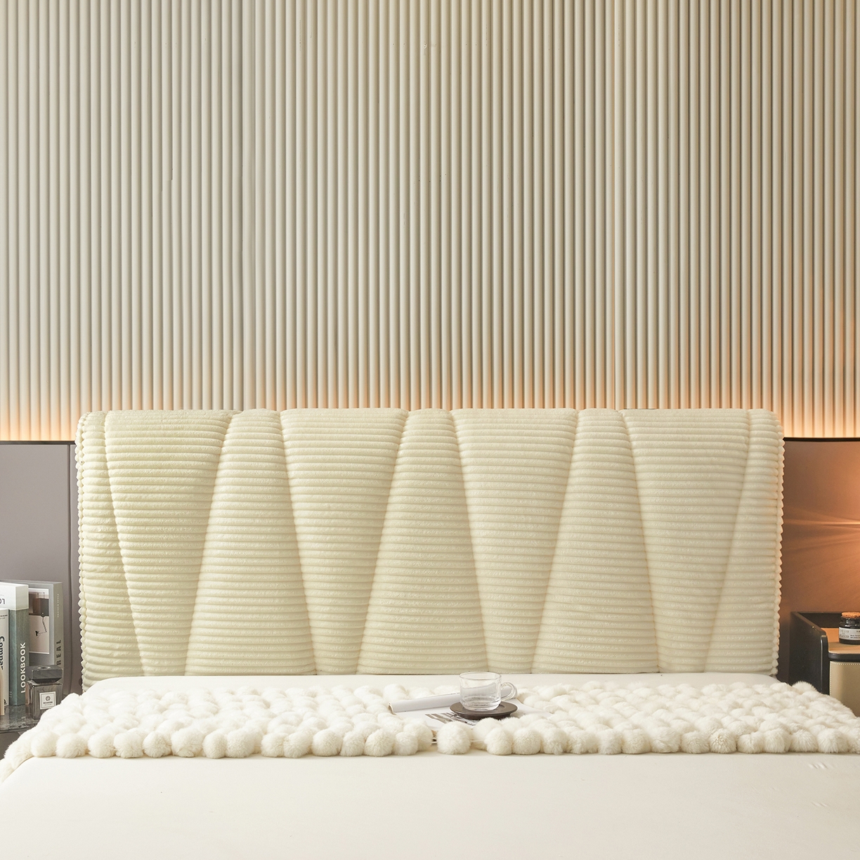 91家纺网 家纺一手货源 找家纺 情恒家纺 2025新款兔兔绒抽条加厚床头罩 奶油白