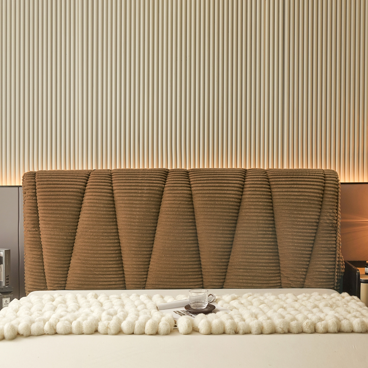 91家纺网 家纺一手货源 找家纺 情恒家纺 2025新款兔兔绒抽条加厚床头罩 咖啡棕