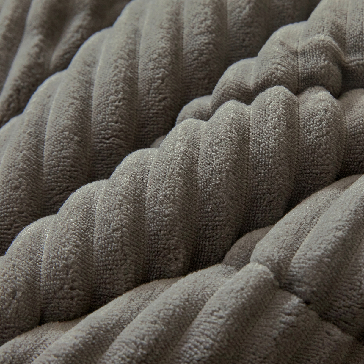 91家纺网 家纺一手货源 找家纺 情恒家纺 2025新款兔兔绒抽条加厚床头罩 月光灰