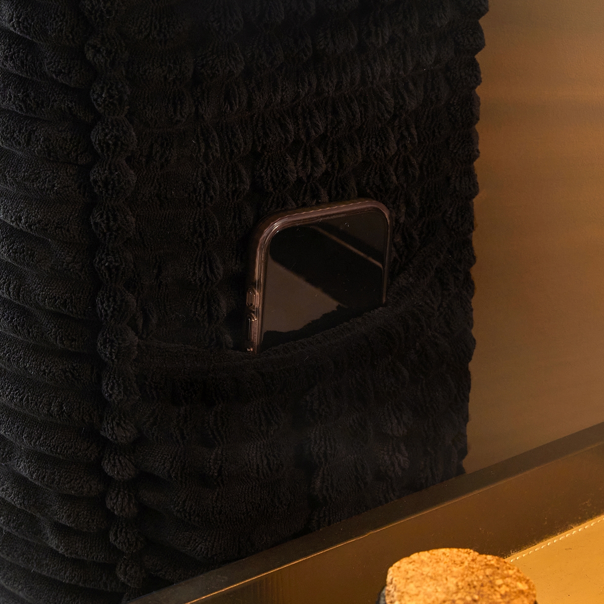 91家纺网 家纺一手货源 找家纺 情恒家纺 2025新款兔兔绒抽条加厚床头罩 星耀黑