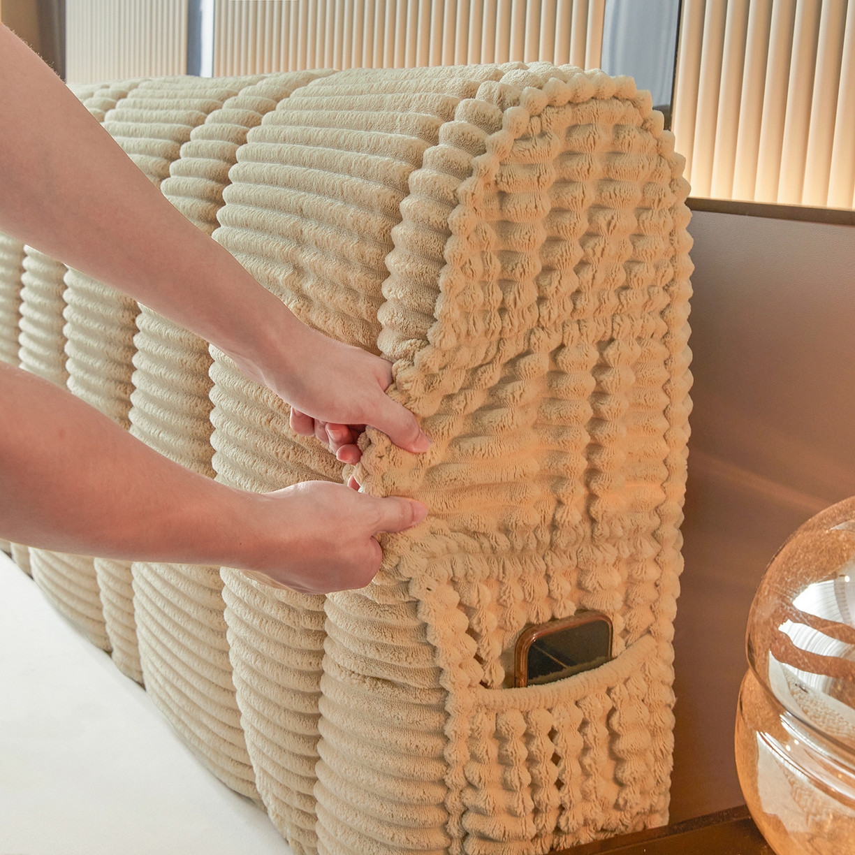 91家纺网 家纺一手货源 找家纺 情恒家纺 2025新款兔兔绒抽条加厚床头罩 卡其