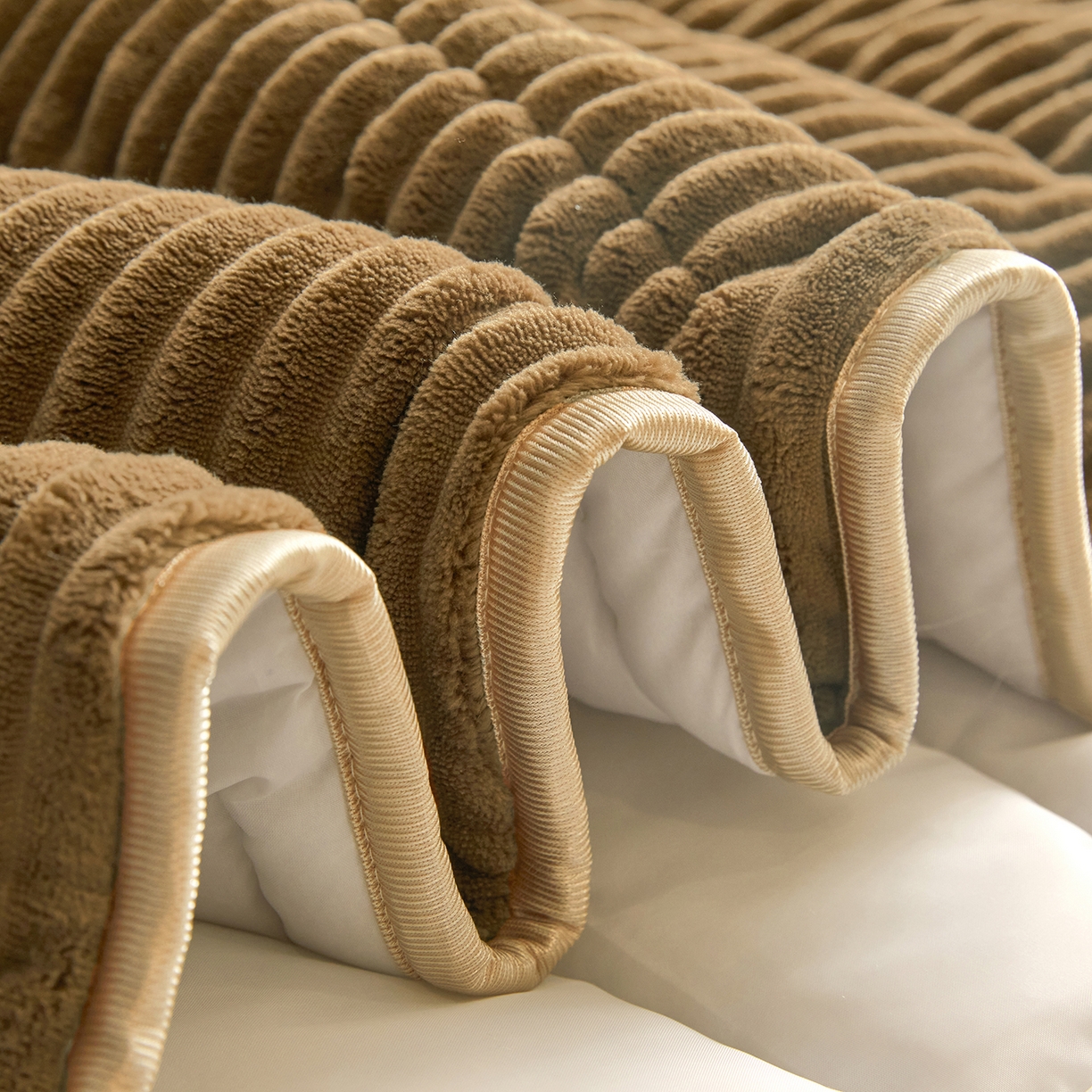 91家纺网 家纺一手货源 找家纺 情恒家纺 2025新款兔兔绒抽条加厚床头罩 咖啡棕