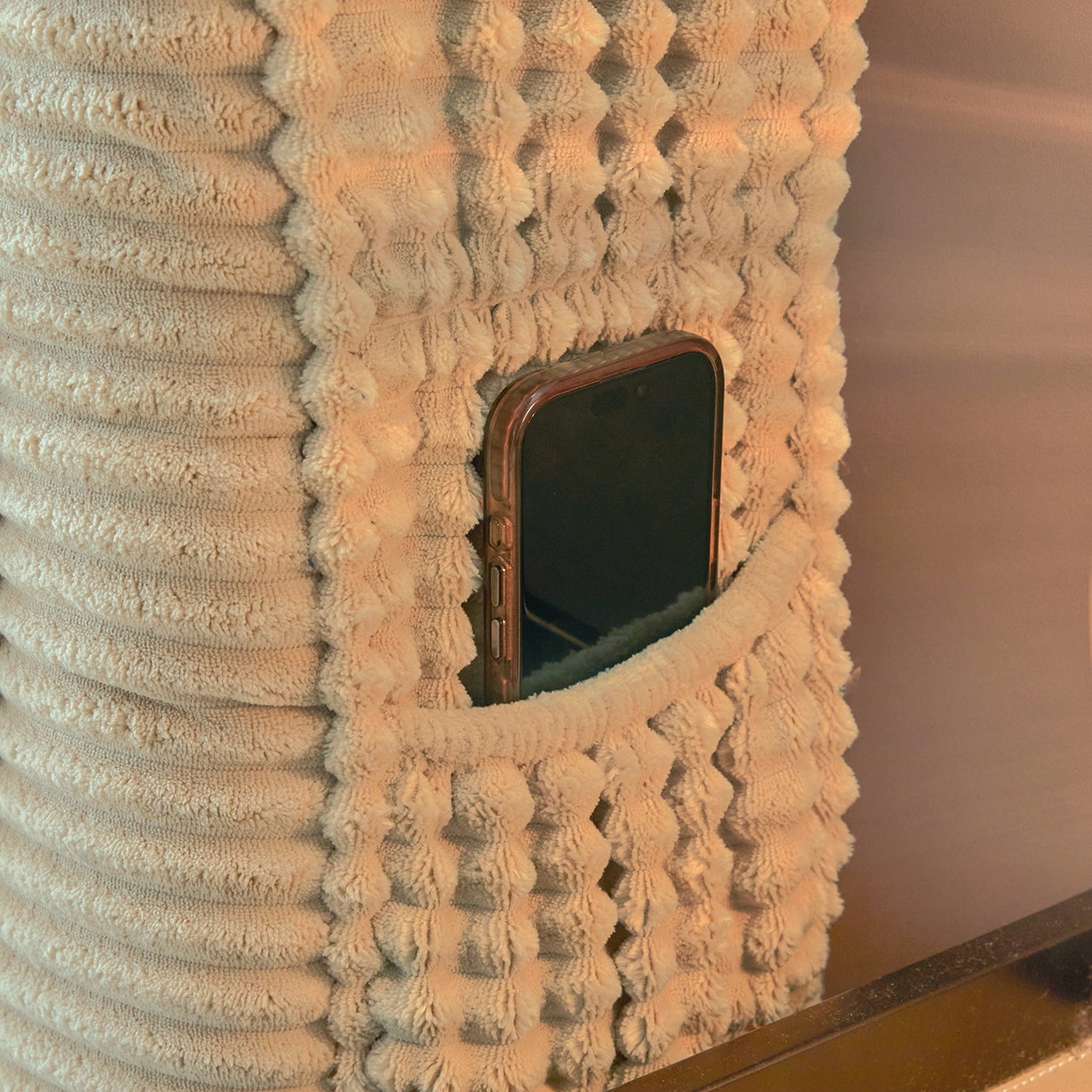 91家纺网 家纺一手货源 找家纺 情恒家纺 2025新款兔兔绒抽条加厚床头罩 卡其