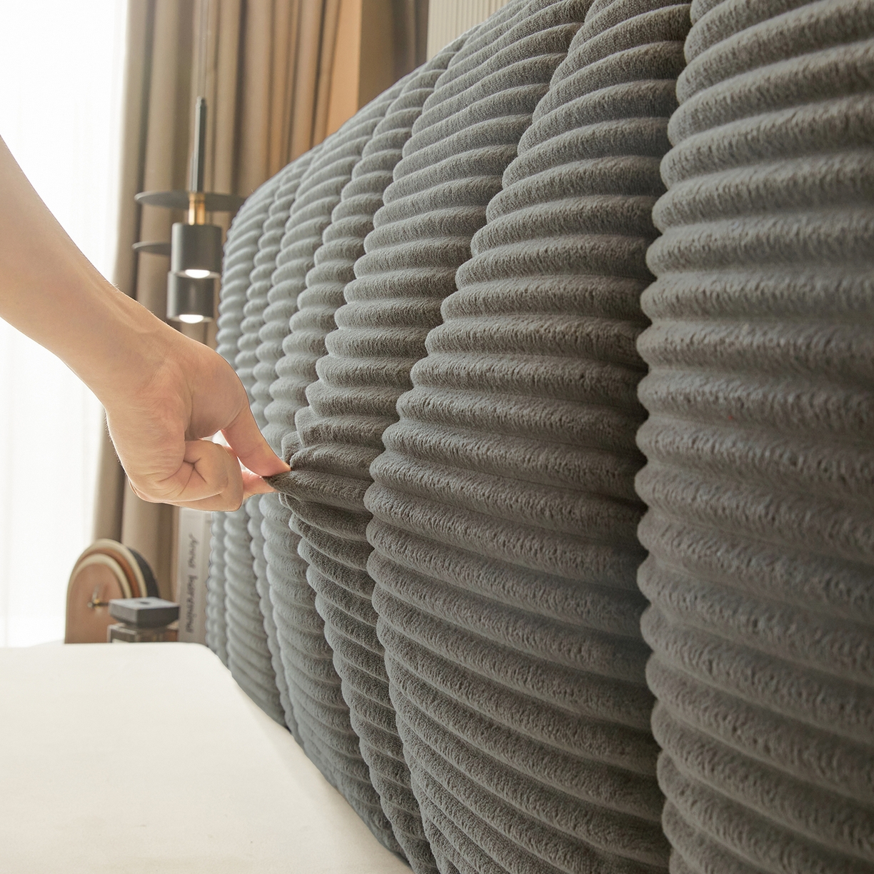 91家纺网 家纺一手货源 找家纺 情恒家纺 2025新款兔兔绒抽条加厚床头罩 月光灰