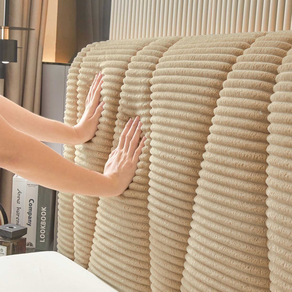 91家纺网 家纺一手货源 找家纺 情恒家纺 2025新款兔兔绒抽条加厚床头罩 卡其