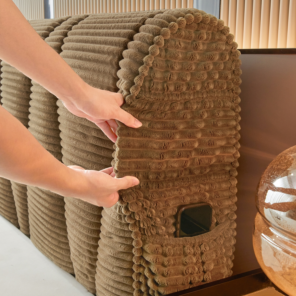 91家纺网 家纺一手货源 找家纺 情恒家纺 2025新款兔兔绒抽条加厚床头罩 咖啡棕