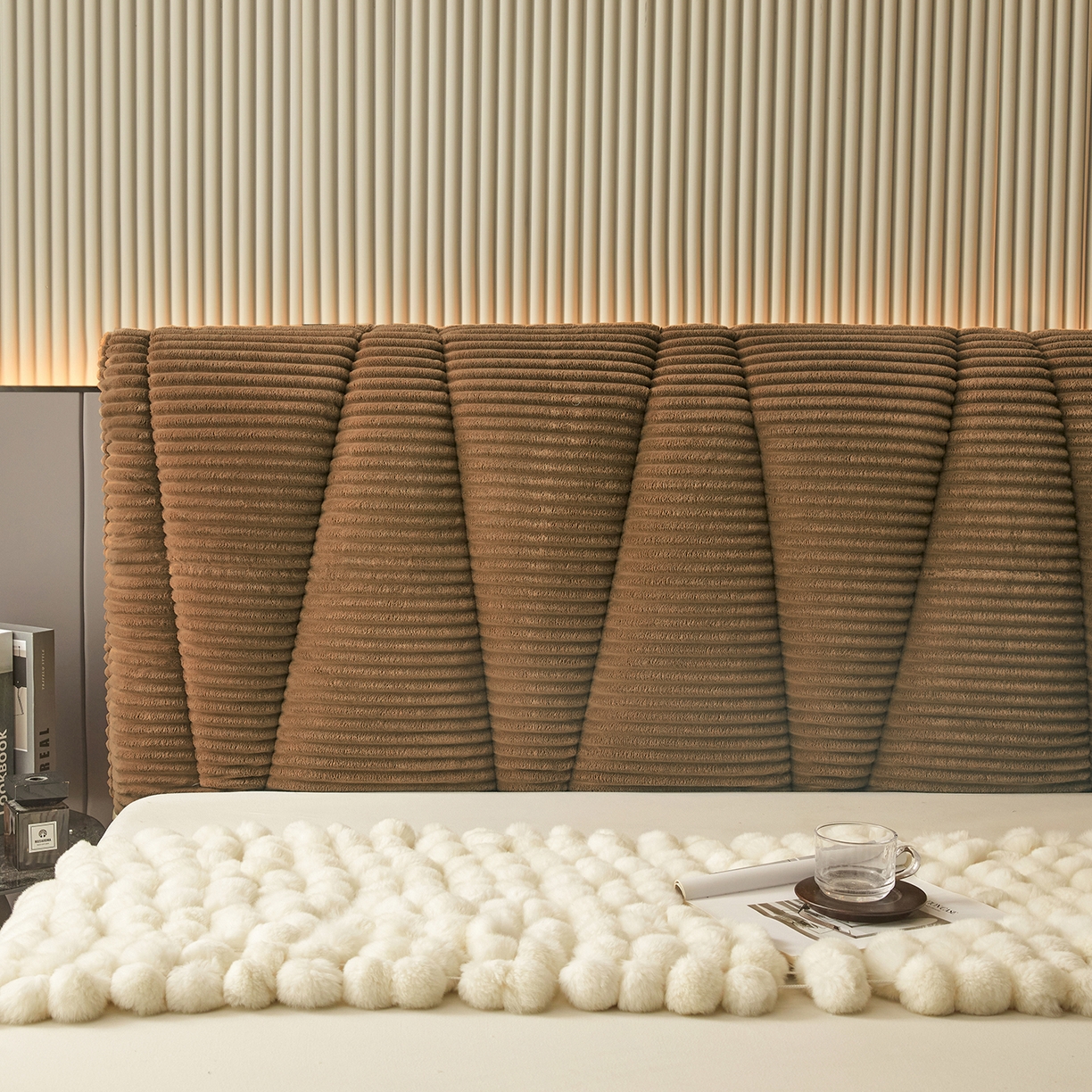 91家纺网 家纺一手货源 找家纺 情恒家纺 2025新款兔兔绒抽条加厚床头罩 咖啡棕
